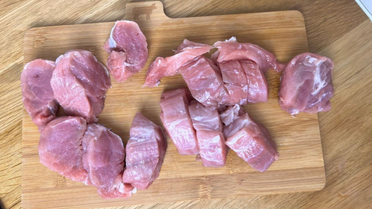 polędwiczki w sosie porowym - pokrojone mięso