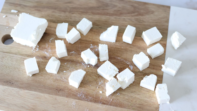 sałatka z serem feta, pomidorem i ogórkiem - krok 3