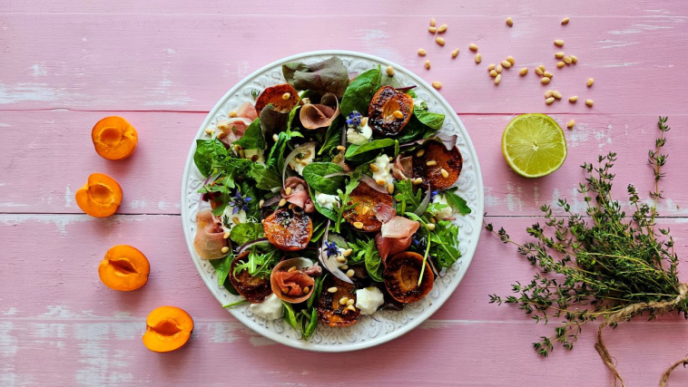 sałatka z grillowanymi morelami - prezentacja dania