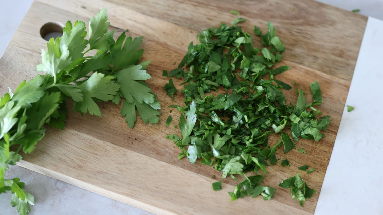 sałatka z serem feta, pomidorem i ogórkiem - krok 2