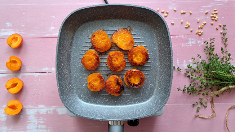 sałatka z grillowanymi morelami - krok 4