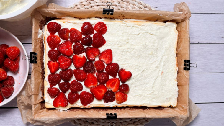 ciasto Calineczka - truskawki na masie budyniowej