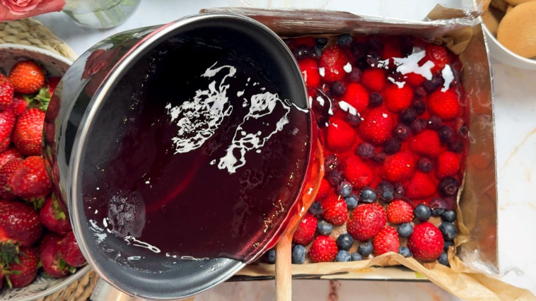 ciasto lodowiec - zalewanie owoców galaretką