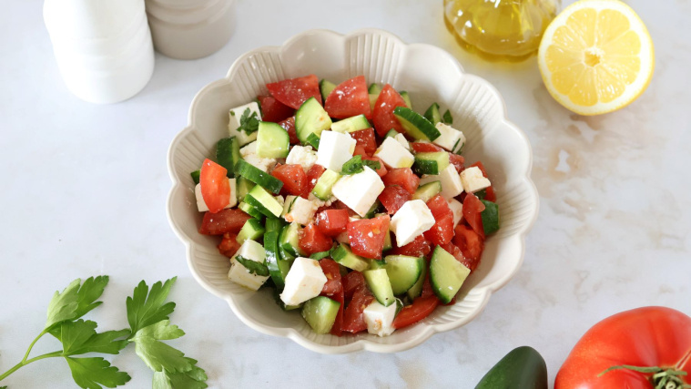 sałatka z serem feta, pomidorem i ogórkiem - krok 5