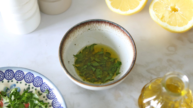 sałatka z serem feta, pomidorem i ogórkiem - krok 4