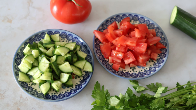 sałatka z serem feta, pomidorem i ogórkiem - krok 1