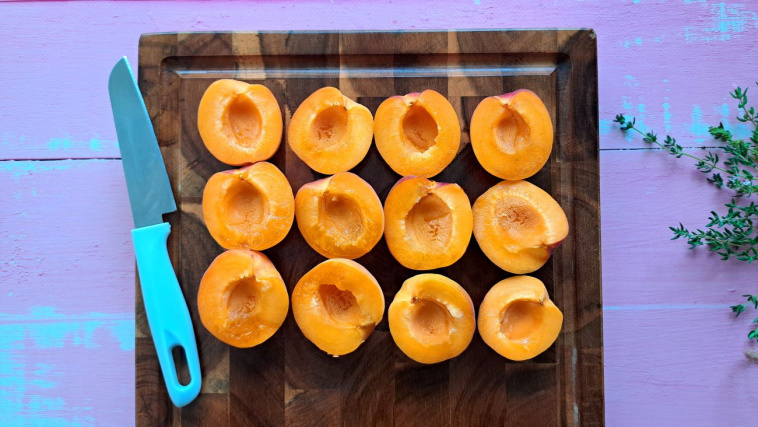 sałatka z grillowanymi morelami - przygotowanie owoców