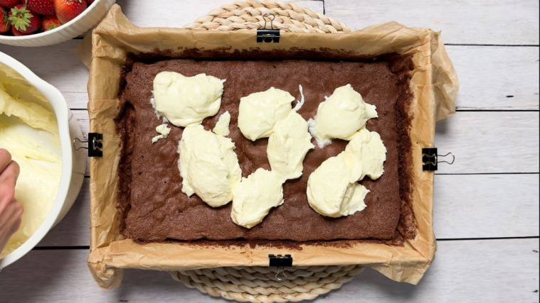 ciasto Calineczka - masa budyniowa na biszkopcie