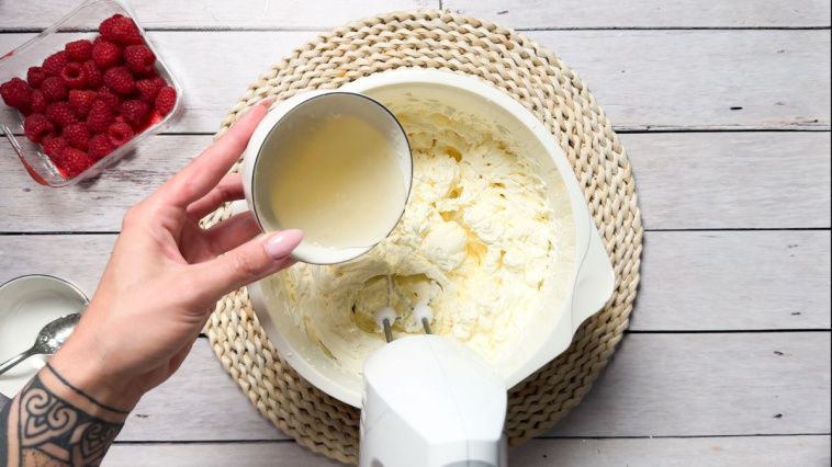 szybkie ciasto z malinami i mascarpone - żelatyna na serku