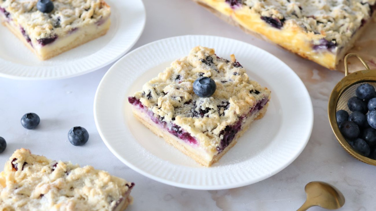 ciasto z borówką amerykańską i budyniem - podanie