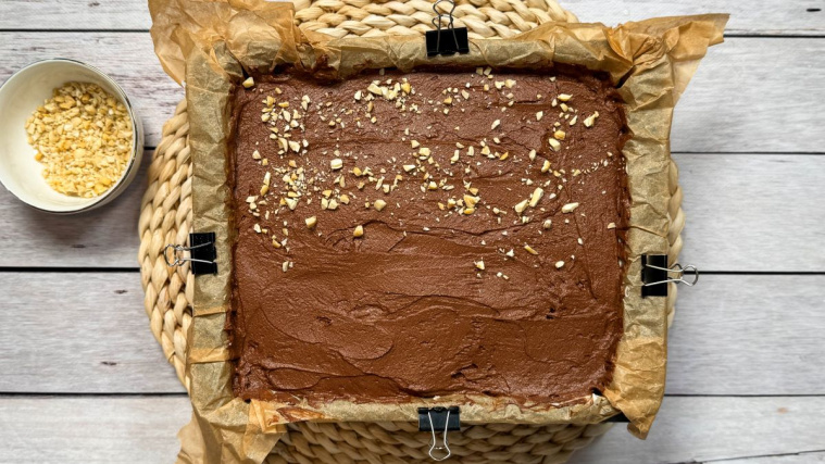 ciasto monte - pianka czekoladowa posypana orzeszkami