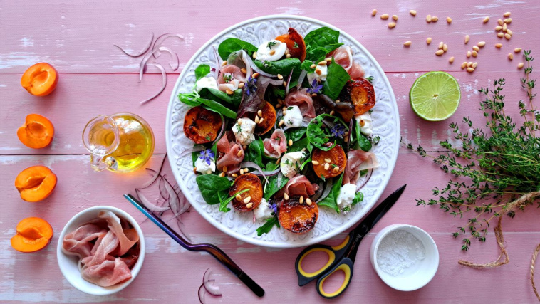 sałatka z grillowanymi morelami - komponowanie sałatki