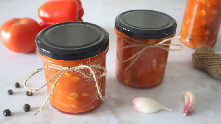 sos słodko-kwaśny z cukinią i pomidorami na zimę - prezentacja dania