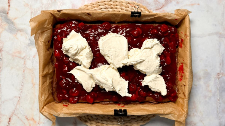 ciasto Morze Czarne - frużelina wiśniowa, krem śmietankowy 