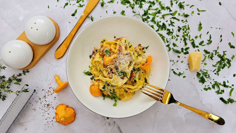 makaron z kurkami i boczkiem - prezentacja dania