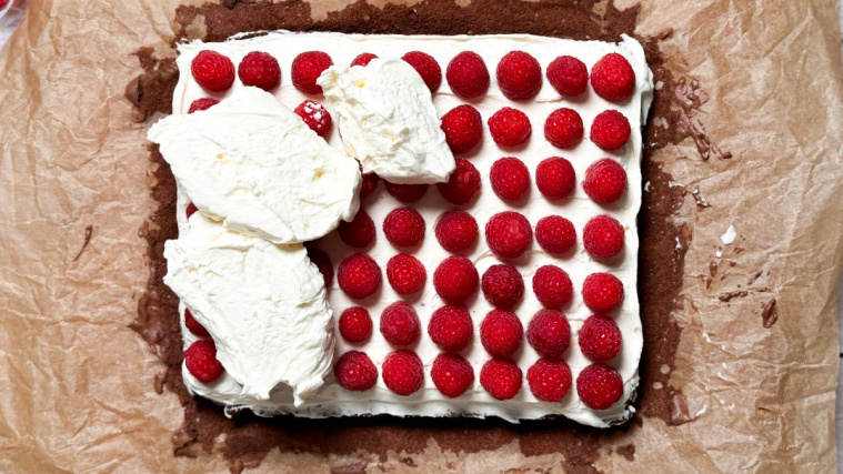 szybkie ciasto z malinami i mascarpone - układanie warstw