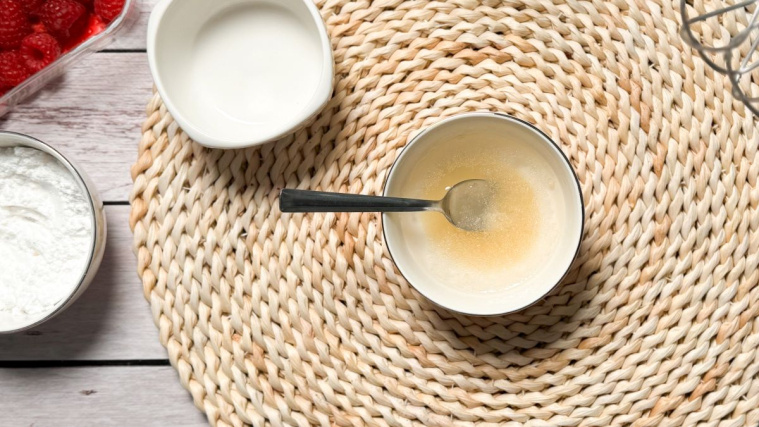 szybkie ciasto z malinami i mascarpone - żelatyna