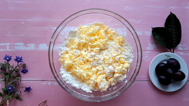 ciasto pleśniak ze śliwkami - krok 1