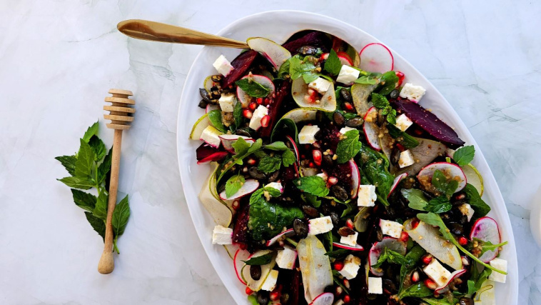 sałatka z burakiem i gruszką - prezentacja dania