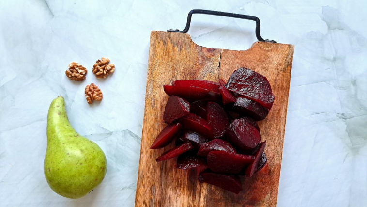 sałatka z burakiem i gruszką - krok 1