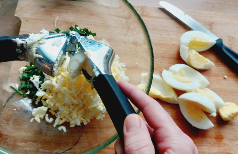 Wyciskanie jajek przez praskę do czosnku