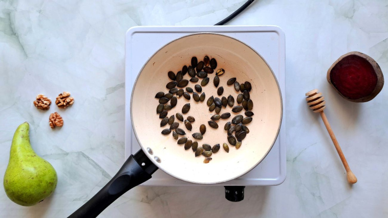 sałatka z burakiem i gruszką - prażenie pestek dyni