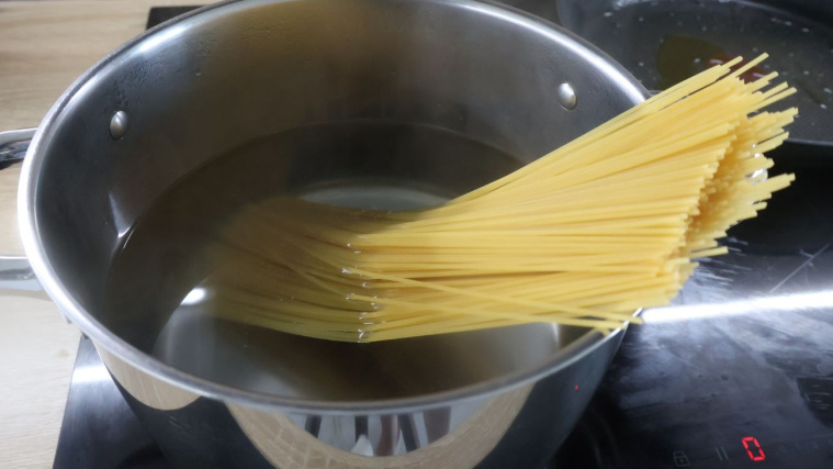 spaghetti alla nerano - gotowanie makaronu