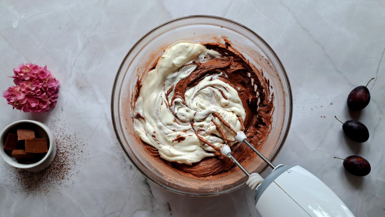 ciasto czekoladowe ze śliwkami - krok 5