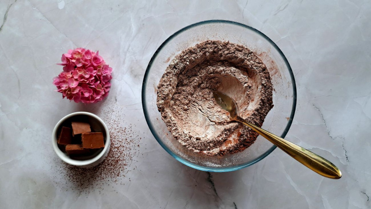 ciasto czekoladowe ze śliwkami - krok 1