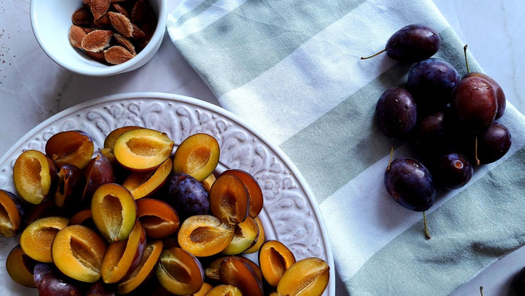 ciasto czekoladowe ze śliwkami - krok 2
