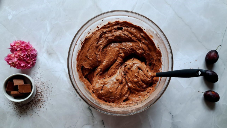 ciasto czekoladowe ze śliwkami - krok 6