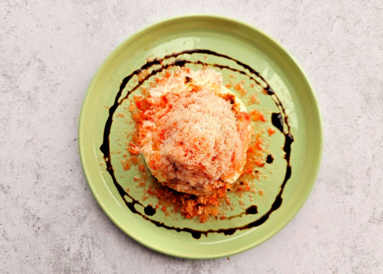 burrata z mrożonym pomidorem i sosem balsamicznym