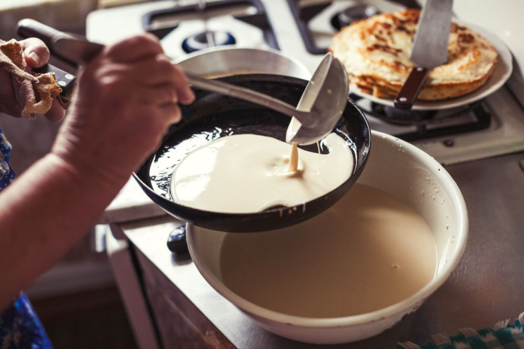 smażenie greckich naleśników