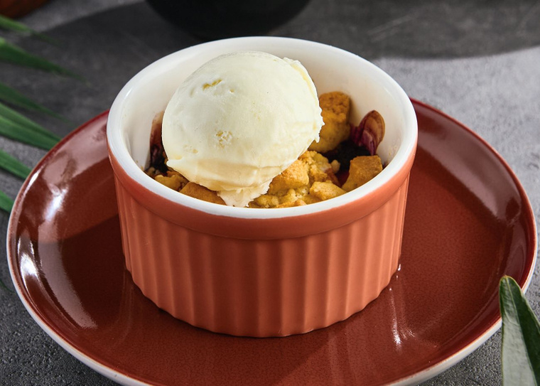 śliwki węgierki pod kruszonką - podanie w kokilce z lodami