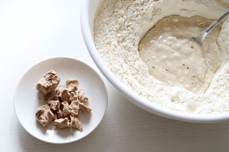 mieszanie ciasta drożdżowego 