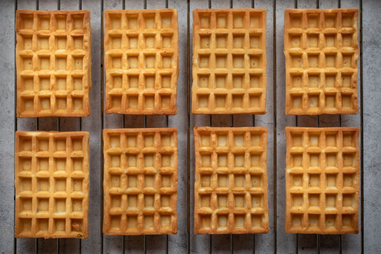 chrupiące gofry na kratce cukierniczej
