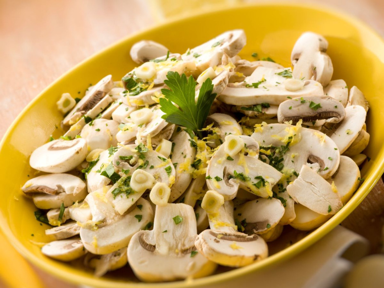 sałatka z surowych pieczarek