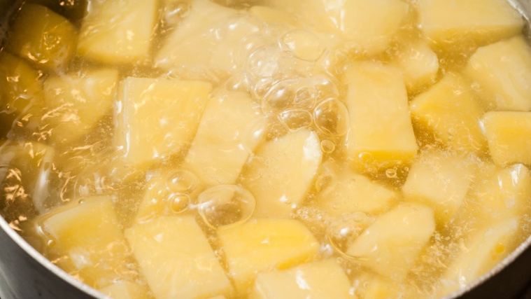 gotowanie młodych ziemniaków