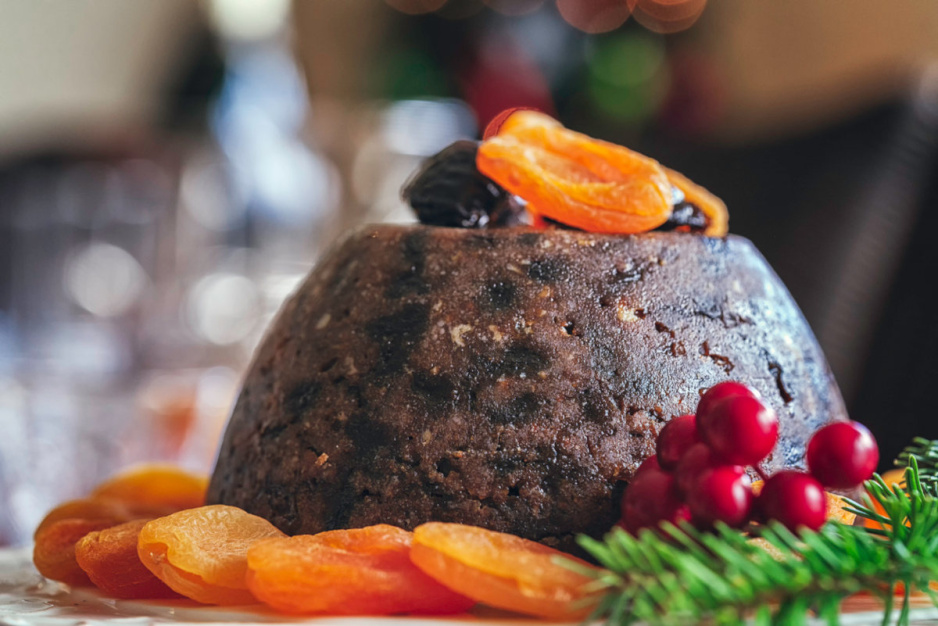 Zgodnie z tradycją brytyjski christmas pudding zawiera: