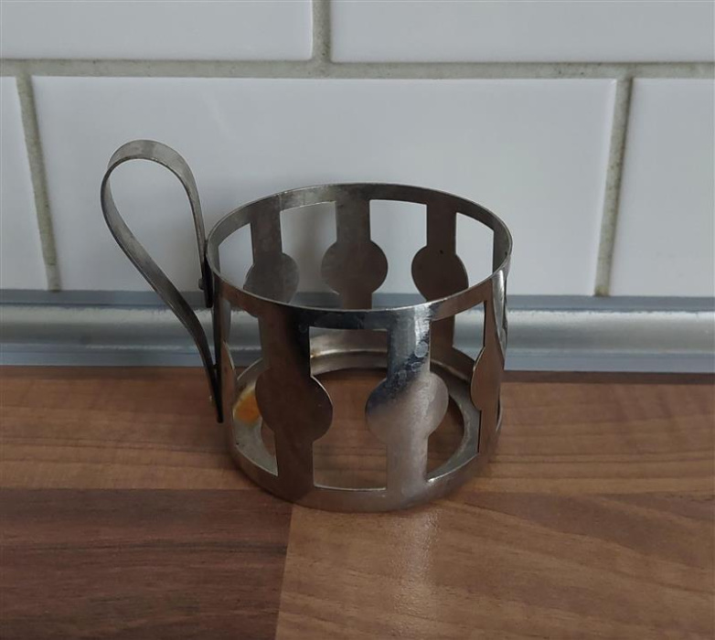 Ten metalowy koszyczek był wykorzystywany jako...