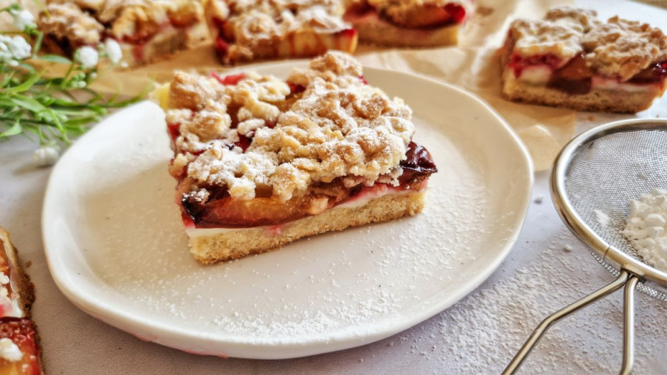 Ciasto ze śliwkami i budyniem