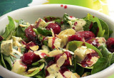 Sałatka ze szpinakiem i malinami