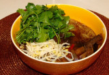 Zupa Pho z kiełkami fasoli mung