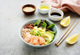 Łosoś poke bowl
