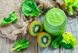 Zielony koktajl z kiwi, selera i szpinaku