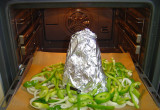 Kebab zapakować w folię aluminiową i postawić na blasze do pieczenia. Wokół podstawy kebabu rozrzucić paprykę, cebulę i włożyć do rozgrzanego piekarnika.