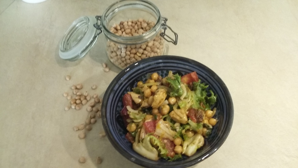 salatka_z_kurczakiem_i_ciecierzyca