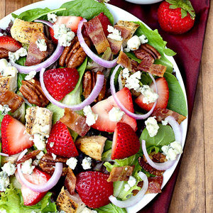 salatka_z_kurczakiem_i_truskawkami