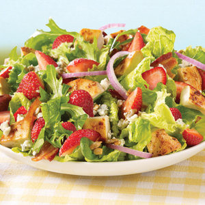 salatka_z_kurczakiem_i_truskawkami
