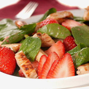 Sałatka z kurczakiem i truskawkami